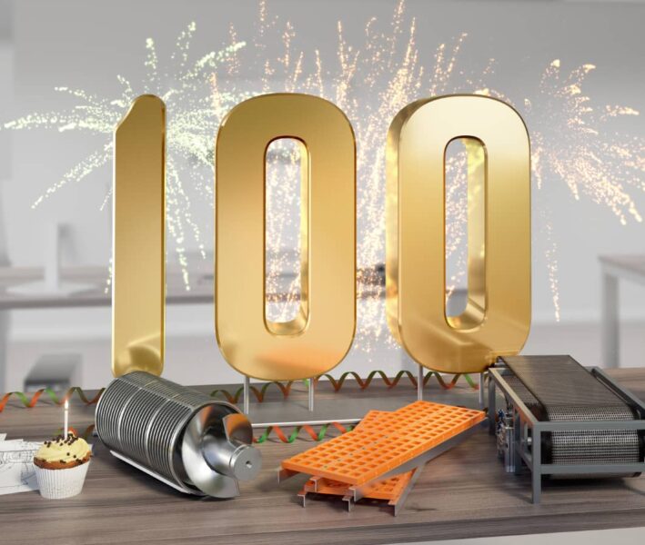 100 Jahre Firmenjubläum - STEINHAUS Produkte, Cupcake und eine goldene 100 auf einem Schreibtisch, dahinter ist ein Feuerwerk