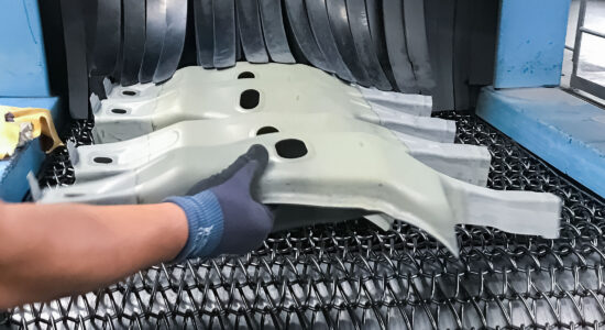 Effizientes Handling von Werkstücken in einer Strahlanlage mittels verschleißfestem STEINHAUS Sandstrahlgurt aus Mangan- oder Federstahl.
